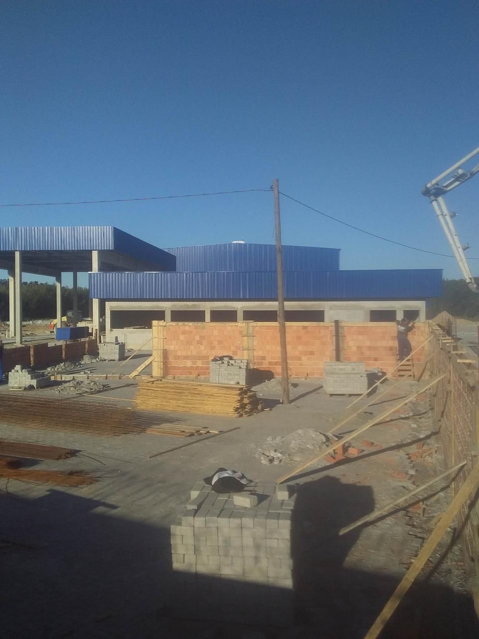 Obra comercial com estrutura metálica e alvenaria