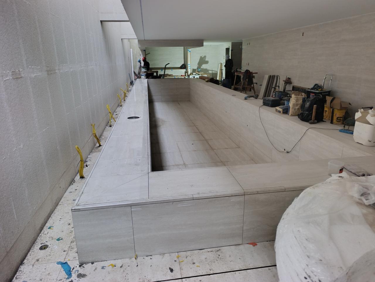 Revestimento em porcelanato de grande formato aplicado em área de piscina