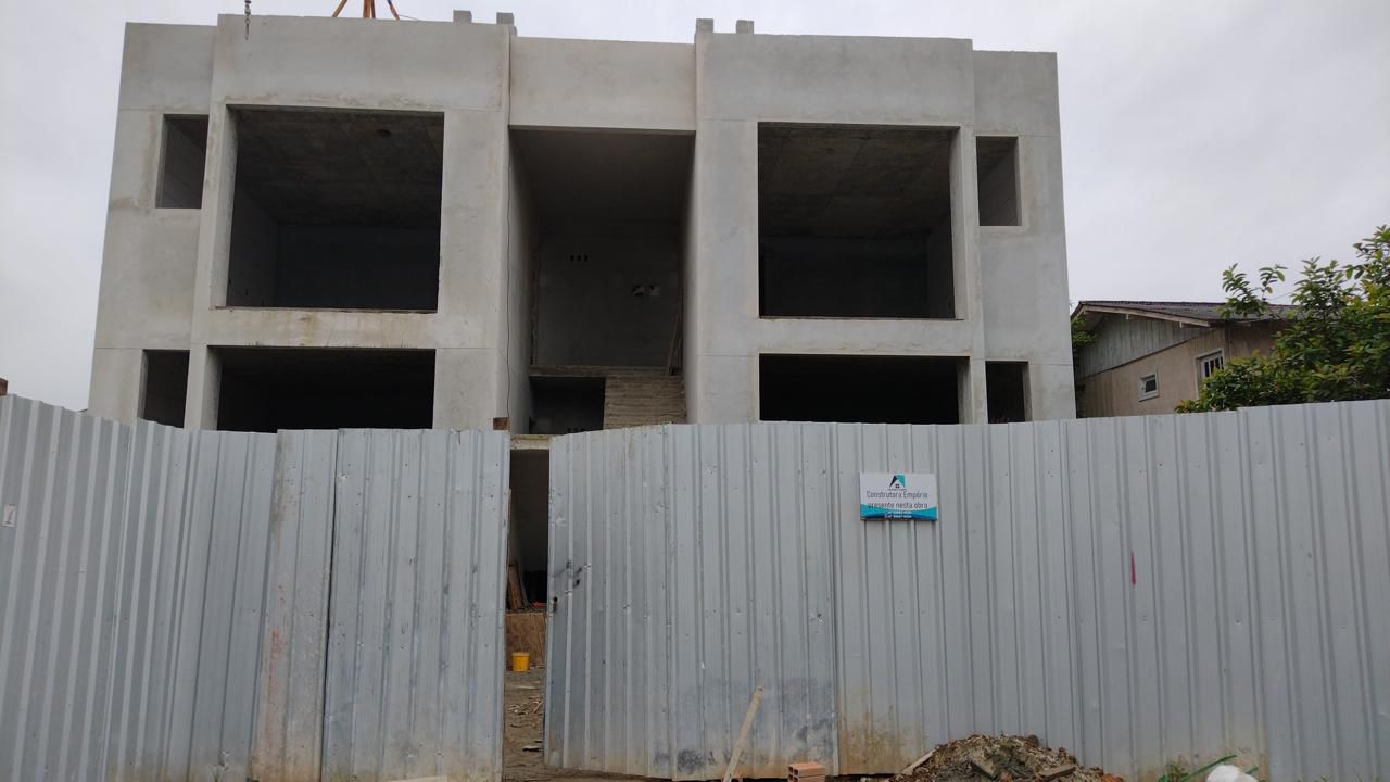 Sobrado geminado em construção pela Empório